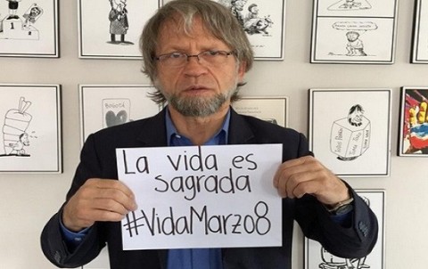Antanas Mockus holds sign saying "La vida es sagrada #VidaMarzo8"